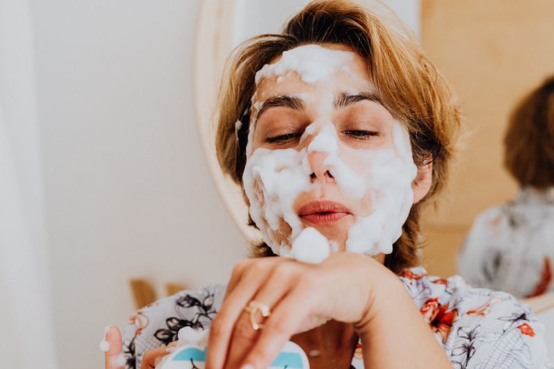 Bất ngờ khi rửa mặt thông thường chỉ lấy sạch chưa đến 30% độc tố trên da
