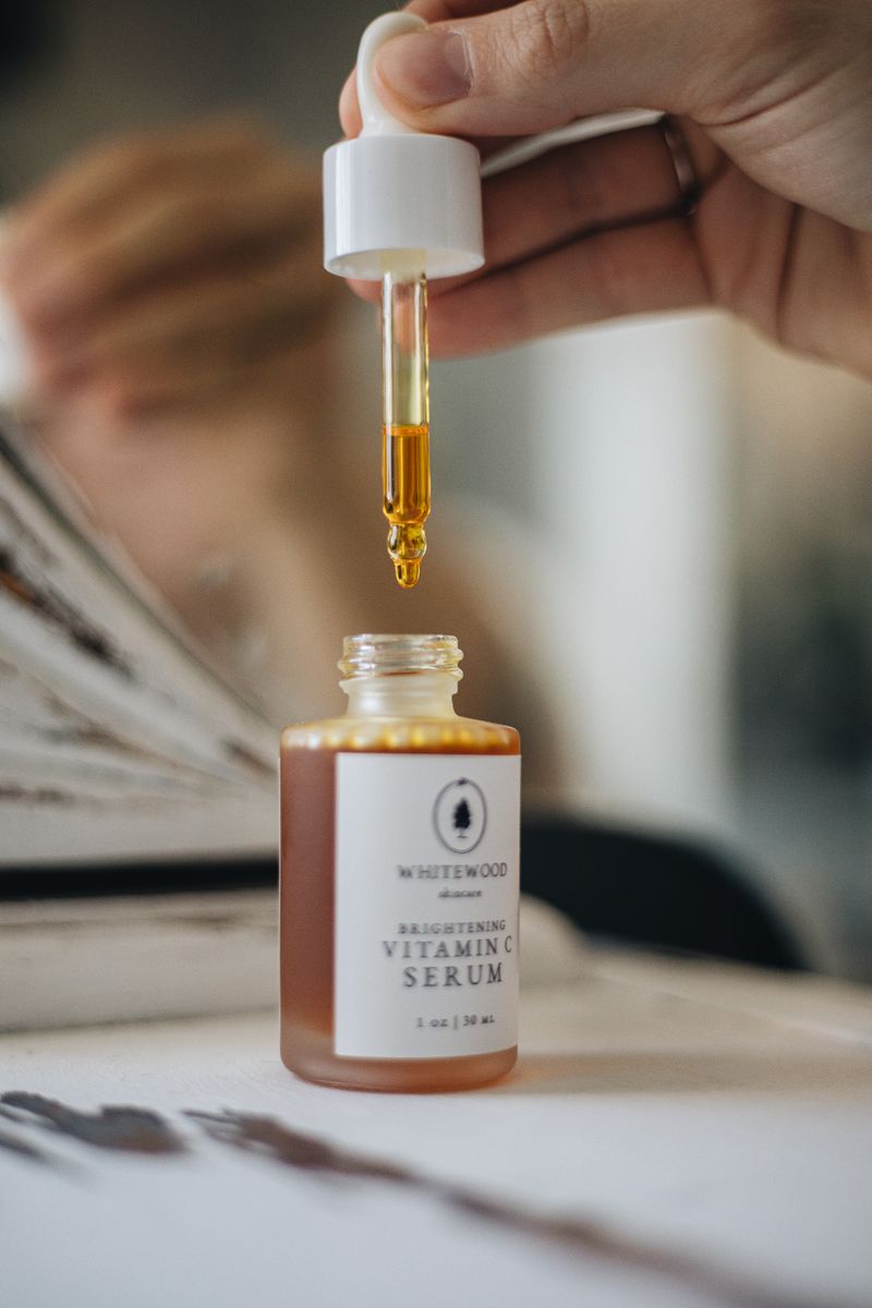 Serum Vitamin C nên dùng buổi sáng hay buổi tối thì hiệu quả hơn?